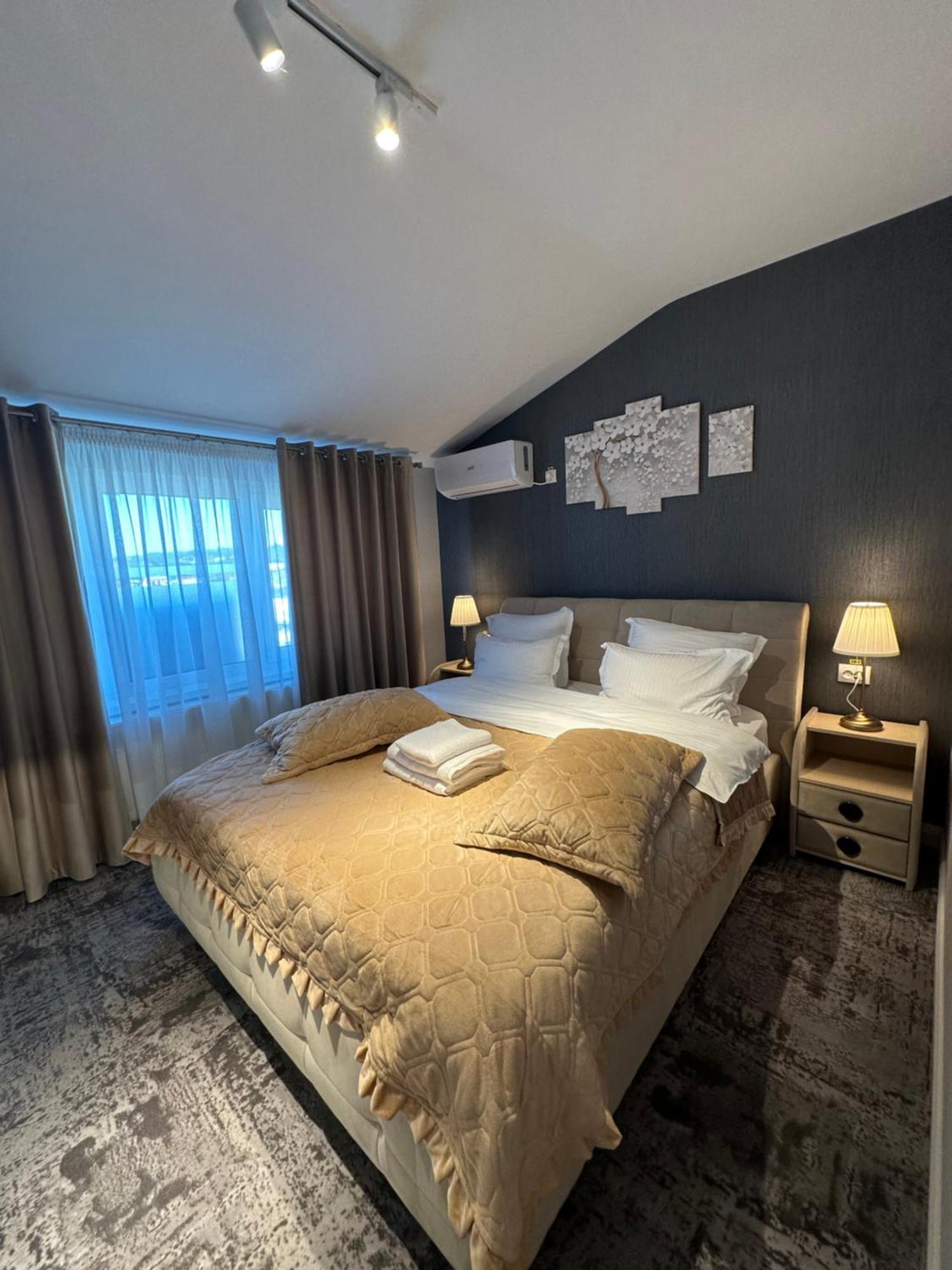 Complex Rediu 54 Luxury Apartaments ヤシ エクステリア 写真