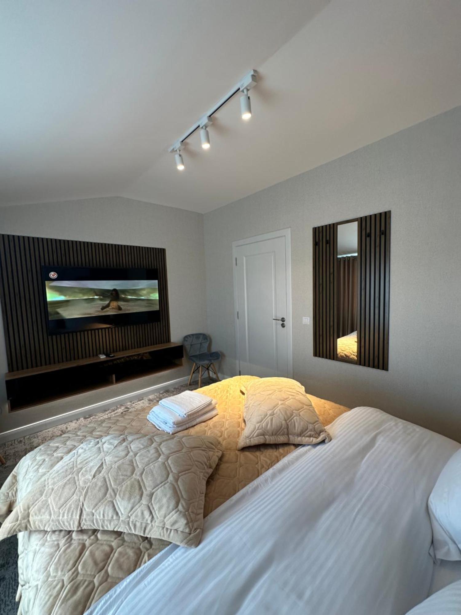 Complex Rediu 54 Luxury Apartaments ヤシ エクステリア 写真